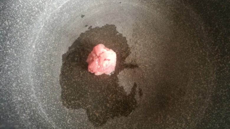 快手辅食-面疙瘩汤,待油温升高时,加入肉沫翻炒至变色