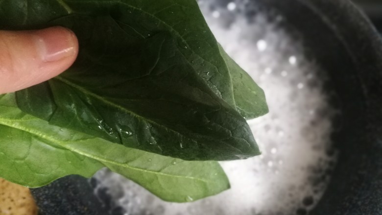 快手辅食-面疙瘩汤,加入菠菜,菠菜煮熟即可
