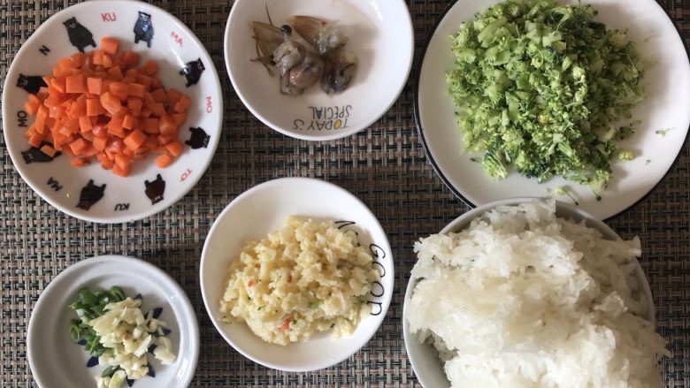 一碗剩米饭的华丽变身,所有食材切碎,虾头剪小段