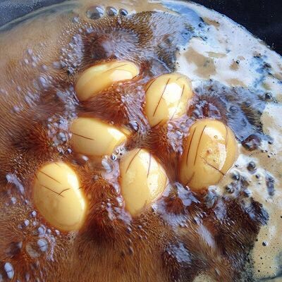 啤酒卤蛋,5.先大火煮沸后转小火闷煮30-40分钟,最后大火收汁即可