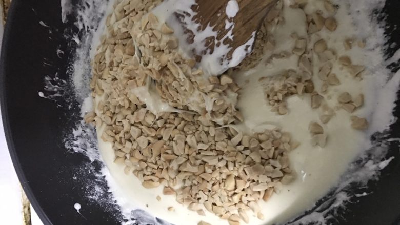 改良牛轧糖,加入<a style='color:red;display:inline-block;' href='/shicai/ 11221'>花生碎</a>拌均匀，怕粘锅可倒在不沾盘里再揉