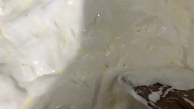 改良牛轧糖,棉花糖融化成这样加入适量<a style='color:red;display:inline-block;' href='/shicai/ 893'>炼乳</a>，喜欢甜味大的可多加点，分三次加入<a style='color:red;display:inline-block;' href='/shicai/ 1124'>奶粉</a>迅速翻拌