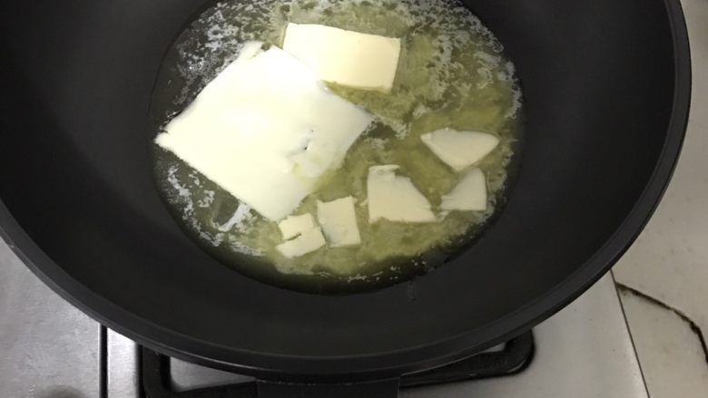 改良牛轧糖,无油无水的鹅妈妈锅加热放入<a style='color:red;display:inline-block;' href='/shicai/ 62159'>芝士片</a>和<a style='color:red;display:inline-block;' href='/shicai/ 887'>黄油</a>融化