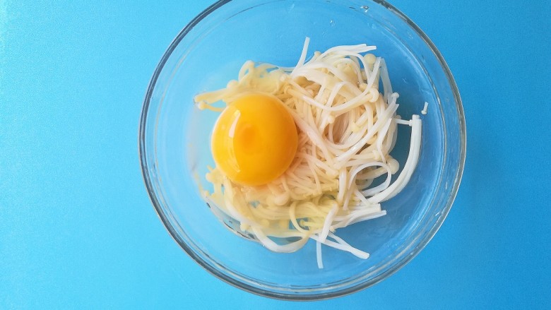 金针菇蛋饺,控干水分后打入一枚鸡蛋