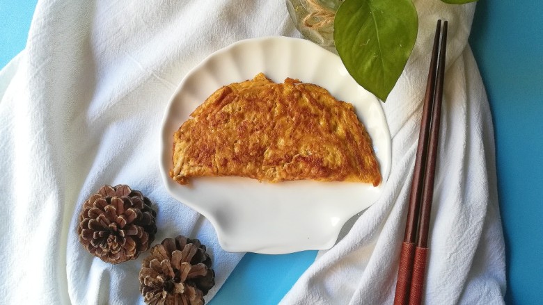 金针菇蛋饺,出锅喽,特别简单有木有,看起来太普通了,下一步咱们用上番茄酱做装饰喽