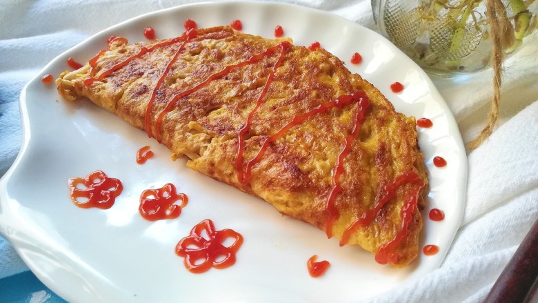 金针菇蛋饺,番茄酱做装饰就可以开吃了,是不是美美哒,很刺激宝贝眼球呢?如果家里有宝贝挑食,妈妈们一定要多花心思哦