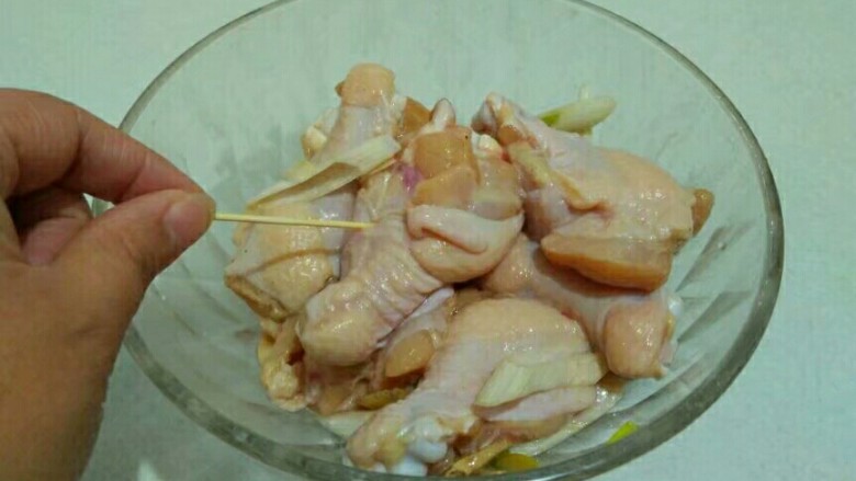 红烧鸡翅根,用牙签扎鸡翅根,让其入味儿。