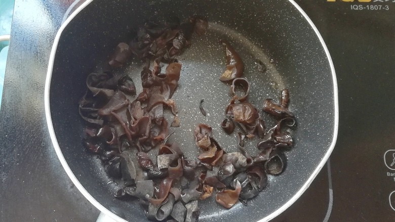 木耳鸡蛋海螺面,另起锅倒入黑芝麻核桃油,加入木耳翻炒