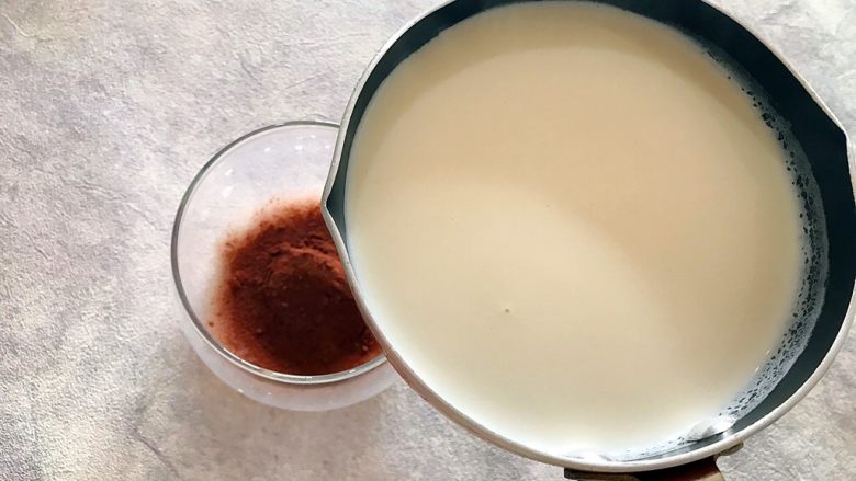 冬喝暖饮夏吃冰~暖冬系列之白薯可可热饮,煮开的牛奶倒入杯内