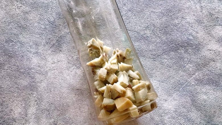 冬喝暖饮夏吃冰~暖冬系列之白薯可可热饮,将切好的白薯块放入料理杯