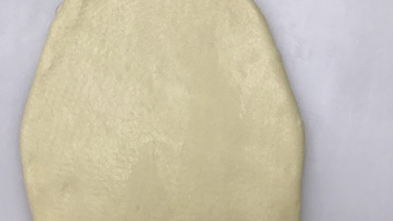 圣诞老人面包,做脸的面团擀成椭圆面饼当作圣诞老人的脸