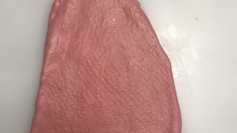 圣诞老人面包,取做帽子的面团擀成类似三角形的面片。