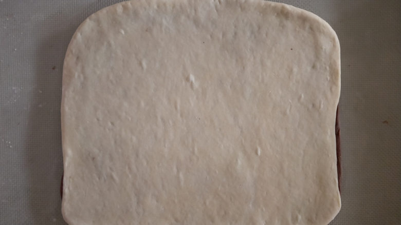 可可椰蓉卷--钟爱可可味, 取出松弛好的面片,擀开成30cm*30cm的面片。