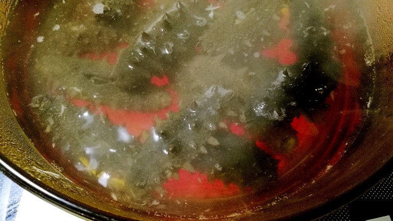 海参土鸡汤 大寒补气血,取无油砂锅,加水烧开,将海参放入,煮开后改小火,煮半小时。