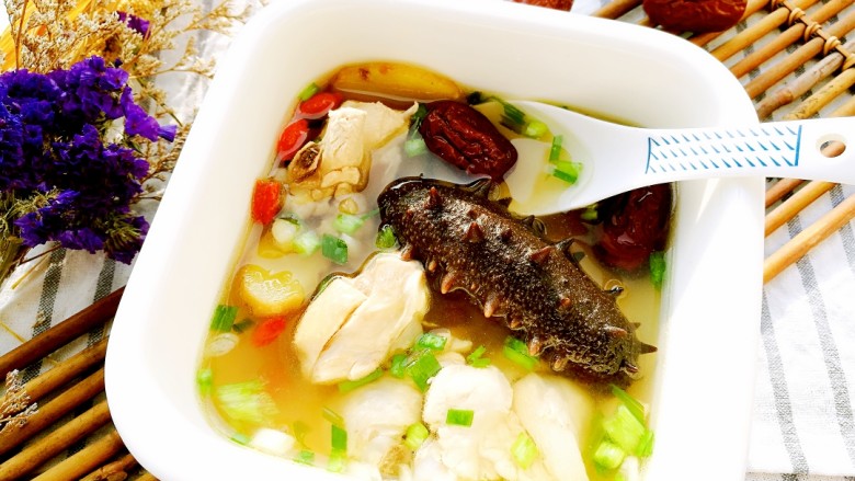 海参土鸡汤 大寒补气血,鸡汤清爽香甜,海参软烂入味,舀一勺热乎乎的鸡汤入口,真是美味不可挡。