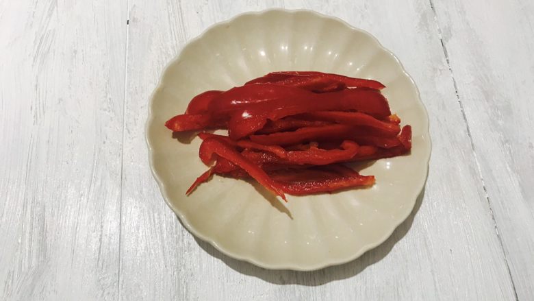 百变鸡蛋+姜汁花红柳绿,<a style='color:red;display:inline-block;' href='/shicai/ 3554'>彩椒</a>洗干净切成丝备用!