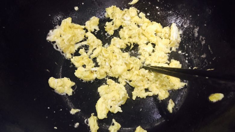 百变鸡蛋+姜汁花红柳绿,用筷子把蛋液迅速打散!