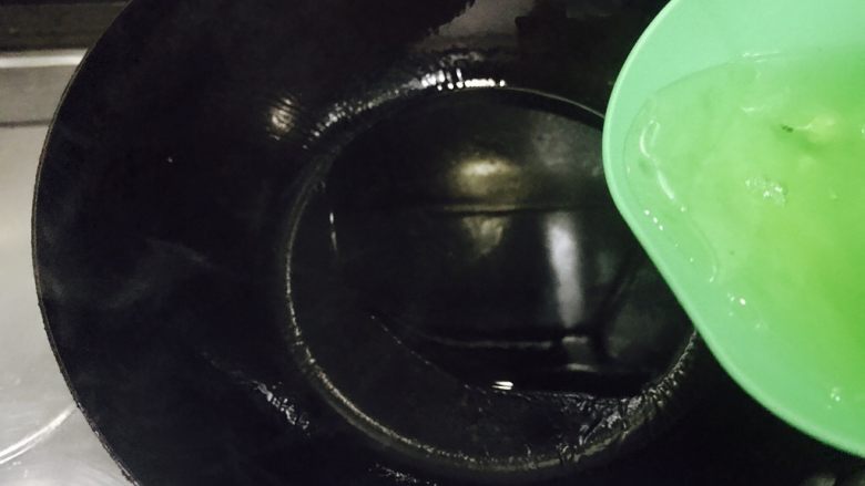 百变鸡蛋+姜汁花红柳绿,把打散的蛋液全部倒入炒锅内!
