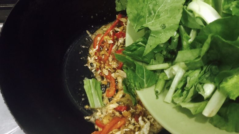 百变鸡蛋+姜汁花红柳绿,接着再把小白菜倒入炒锅里!