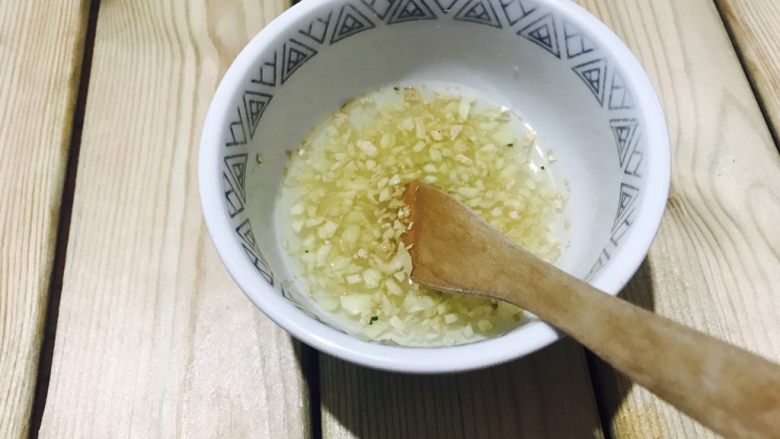 百变鸡蛋+姜汁花红柳绿,切好的姜末放到一个碗里!倒入1克的食盐和一小勺的<a style='color:red;display:inline-block;' href='/shicai/ 715'>白醋</a>!搅拌均匀!