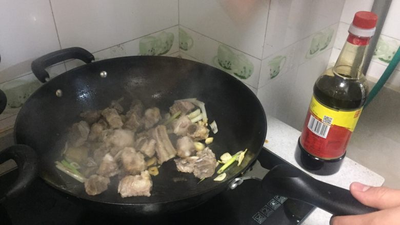 辣炒排骨,倒入排骨,全程大火翻炒片刻。