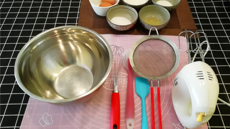 海绵小蛋糕,先看看要用到的全部工具:硅胶铲,手工打蛋器,电动打蛋器