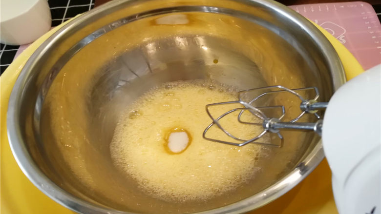 海绵小蛋糕,拿一个塑料盆装上热水,把打蛋盆放入热水中,这样可以让全蛋快速打发,然后分三次倒入细砂糖,搅打均匀