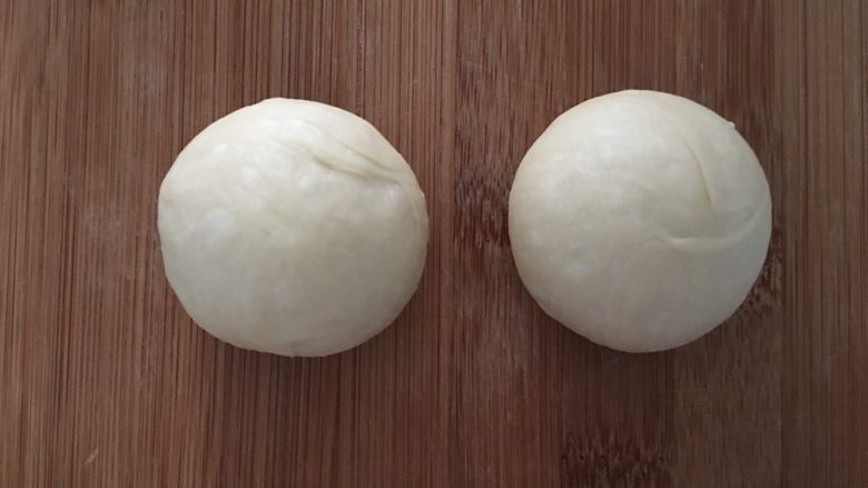卡通小面包,醒发好后取出面团,揉匀