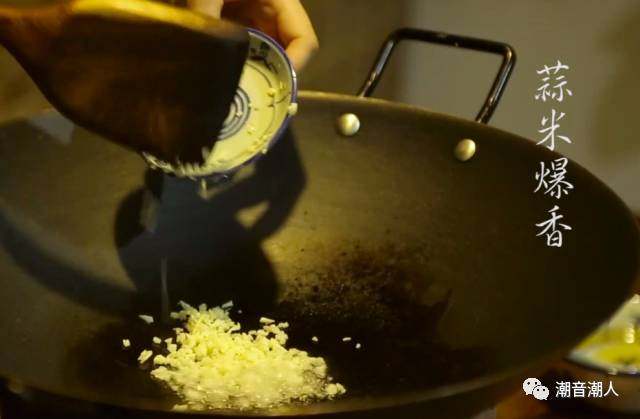 豆瓣酱猪大肠炒荷兰豆,❥ 之后将锅洗干净,热锅,倒入适量的油,再倒入切碎的蒜瓣,爆炒