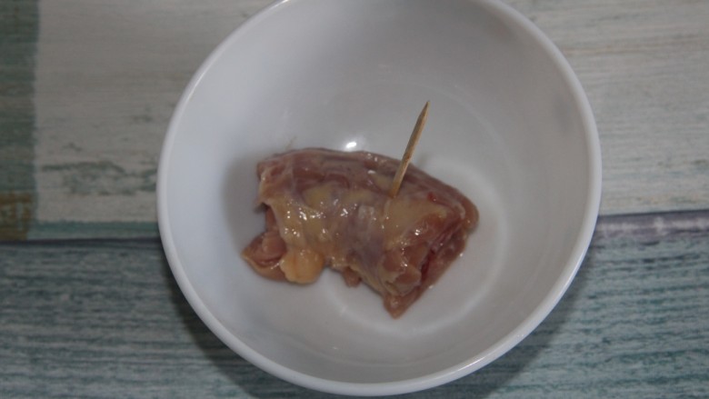 秘制烤鸡脖,用牙签扎一些小孔,这样做事为了腌料能够入味