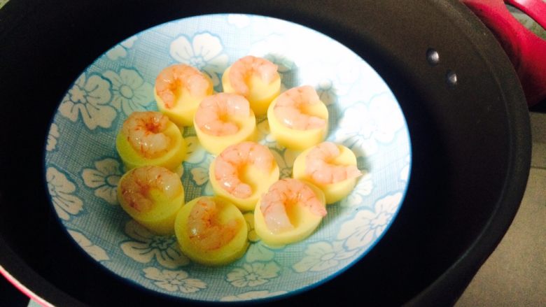 一个好看的蒸菜—虾仁玉子烧,大火烧开,上锅蒸8分钟左右。