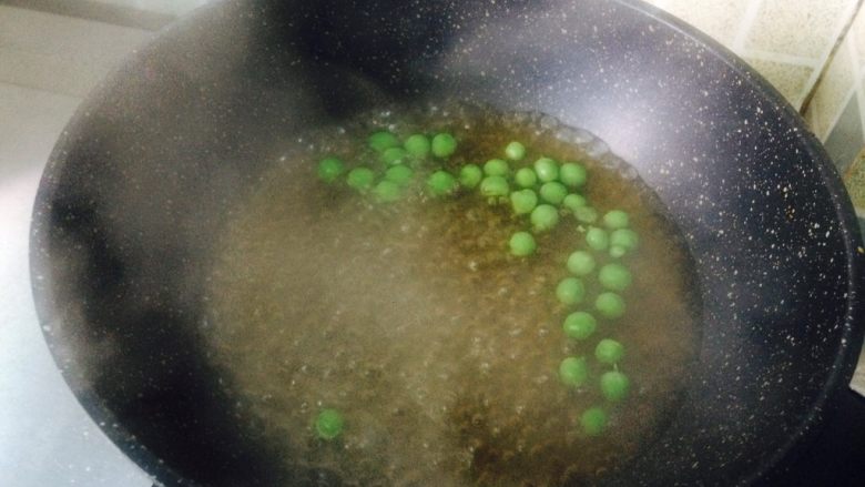 一个好看的蒸菜—虾仁玉子烧,烧开后,甜豆变碧绿,放所有调料,调味。