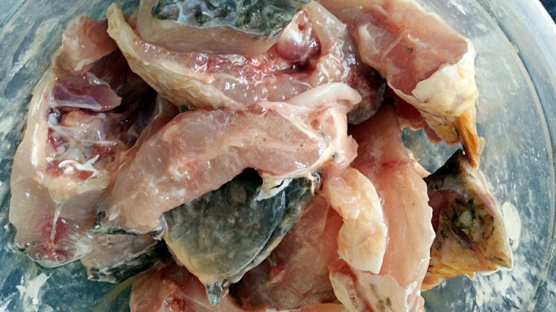 家常味儿~麻辣豆腐鱼,抓匀腌制入味,同时去腥