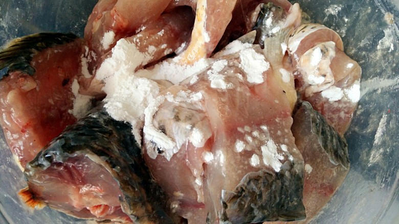 家常味儿~麻辣豆腐鱼,剁成块放碗里加<a style='color:red;display:inline-block;' href='/shicai/ 718'>料酒</a>,胡椒粉,盐,淀粉