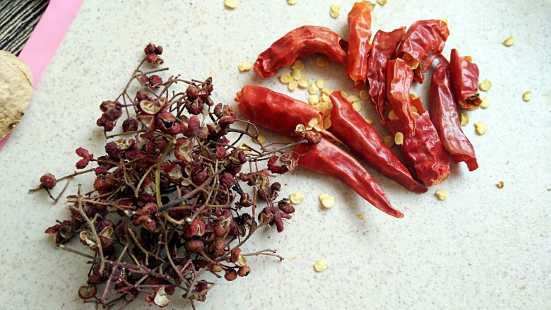 家常味儿~麻辣豆腐鱼,<a style='color:red;display:inline-block;' href='/shicai/ 86474'>干辣椒</a>掰成段,准备好花椒