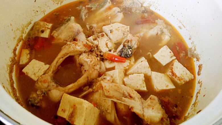 家常味儿~麻辣豆腐鱼,鱼开锅后加豆腐块,一起煮5分钟左右