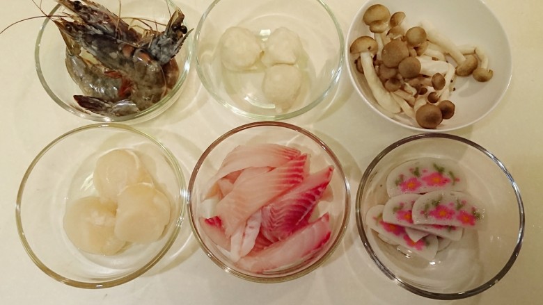什錦海鮮關廟面,什錦的意思就是很多東西!哈哈