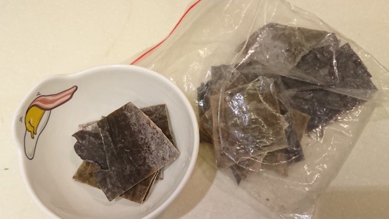什錦海鮮關廟面,剪成5X5cm的大小,分裝拉鏈袋保存。