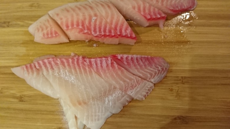 什錦海鮮關廟面,鯛魚片對半切開,再斜切成條狀。