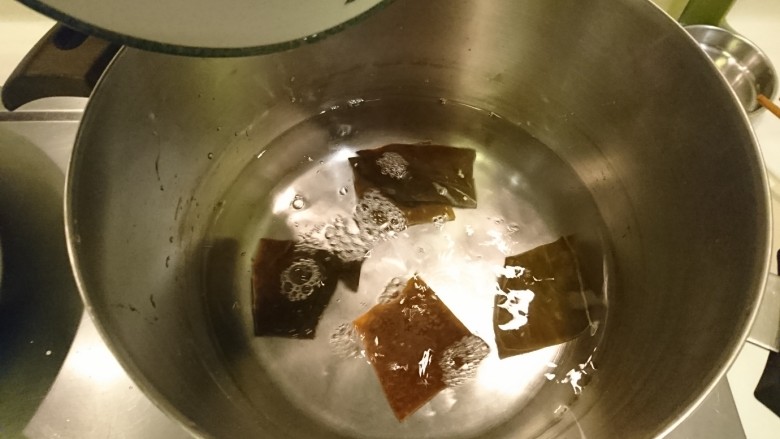 什錦海鮮關廟面,煮昆布高湯嘍!