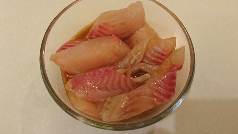 什錦海鮮關廟面,步驟10加到鯛魚條裡,先醃上,至少10分鐘