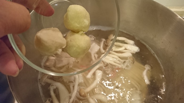 什錦海鮮關廟面,加鱼丸,然後等面熟。
