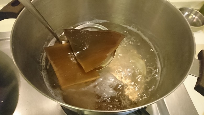什錦海鮮關廟面,昆布高湯好啦,先將昆布薑片取出,昆布等等還有用。