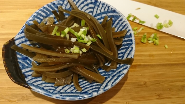 什錦海鮮關廟面,放進小碗，淋上醬油膏，撒點蔥花，see！配菜！不浪費！