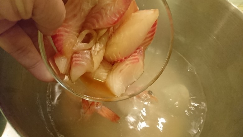 什錦海鮮關廟面,鯛魚!醃料別倒進去,才能保持湯頭的顏色!