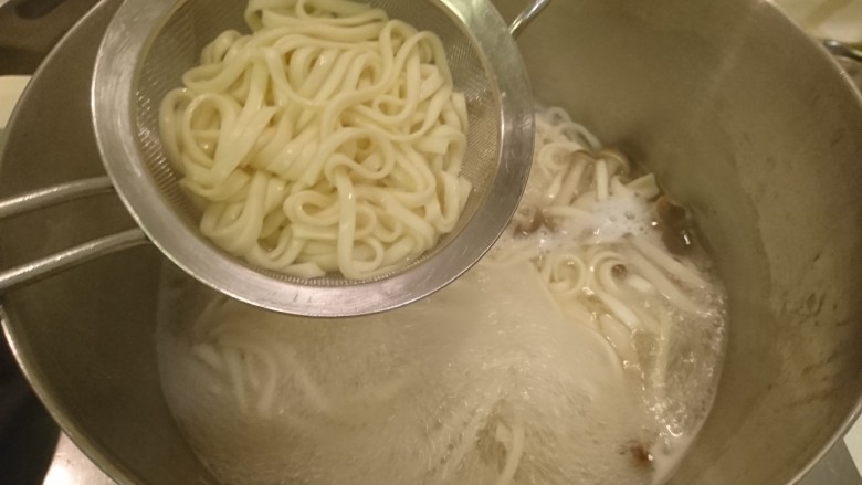 什錦海鮮關廟面,面條好啦!先撈起入碗
