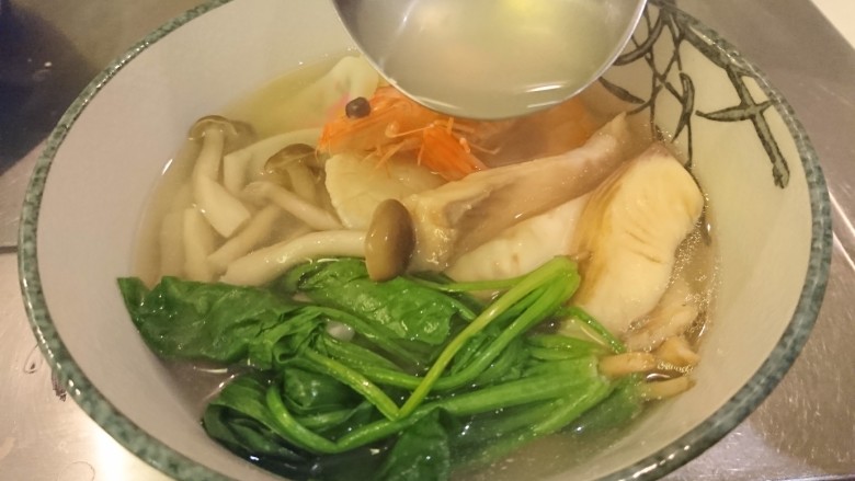 什錦海鮮關廟面,將材料通通擺好在面上,加入高湯!完成!