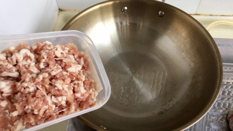 肉末茄子粉丝煲,热锅冷油,加入肉末煸炒至肉末发白水分蒸发