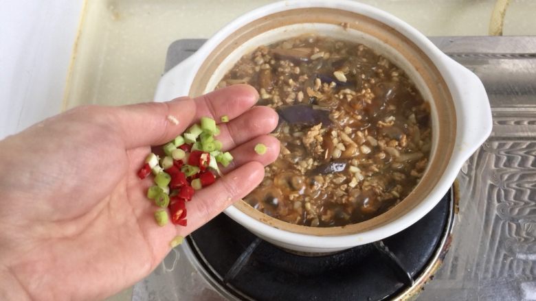 肉末茄子粉丝煲,我喜欢这个汤汁,而且粉丝很吸水,所以没有再收汁,撒上小米椒葱花,即可上桌享用。