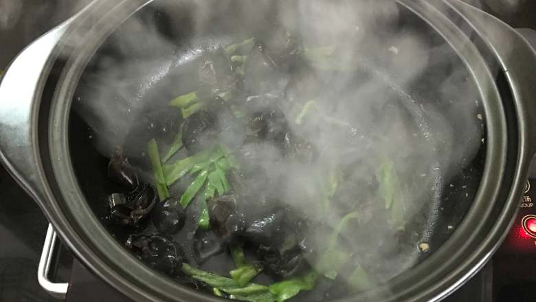 黑木耳炒肉片,加入黑木耳翻炒。